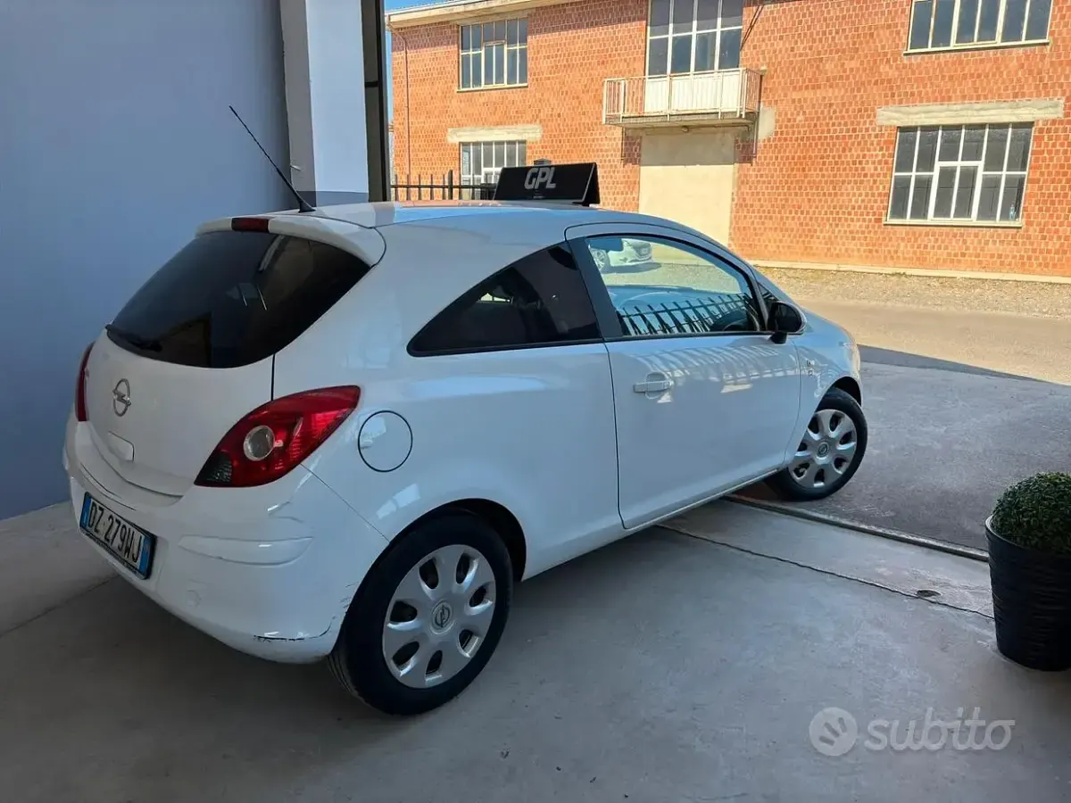 Usata Opel Corsa Edition 75 CV (55 kW) 2010 Bianco Utilitaria
