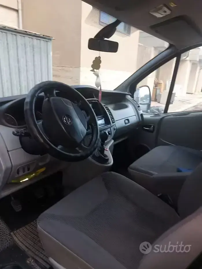 Usata Opel Vivaro 114 CV (83 kW) 2012 Nero Monovolume