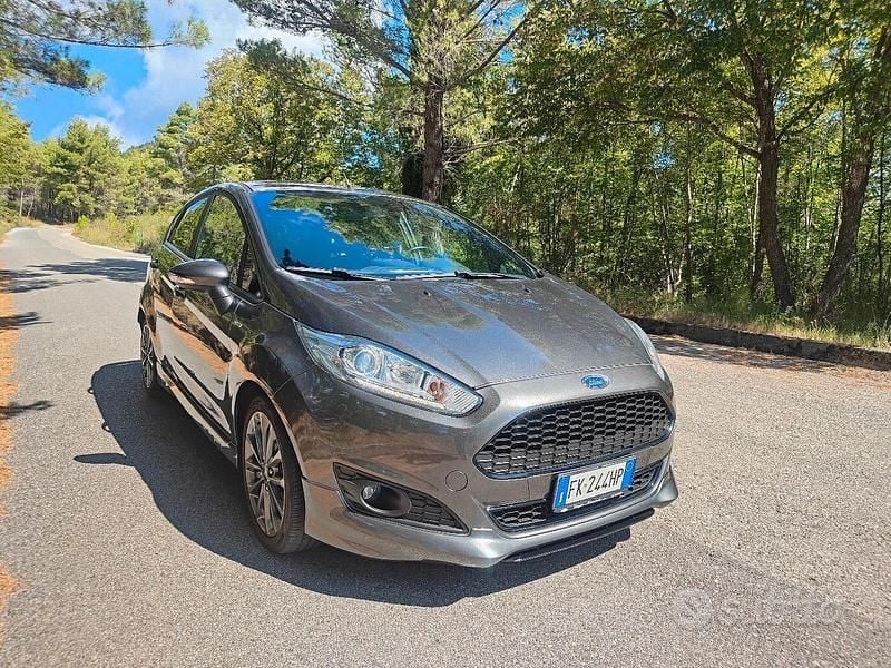 Grigio Usata 2017 Ford Fiesta ST-Line Utilitaria | 10.999 € (Buon prezzo) - Immagine 1/4