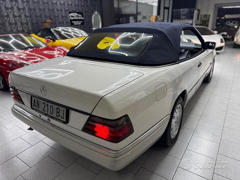 Usata Mercedes E200 136 CV (100 kW) 1996 Bianco Cabrio