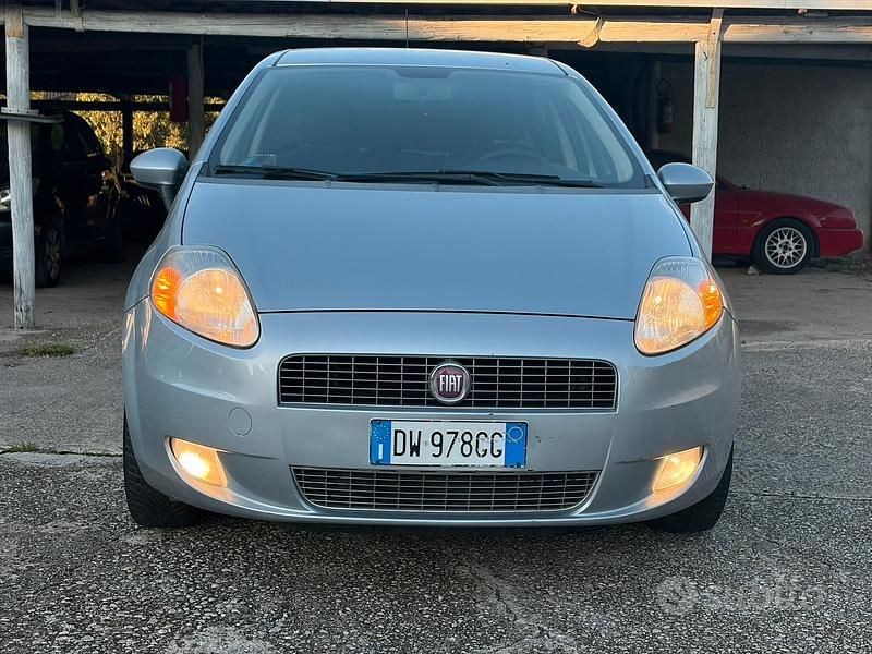 Grigio Usata 2009 Fiat Grande Punto Due volumi | 2900 € (Cara) - Immagine 1/4
