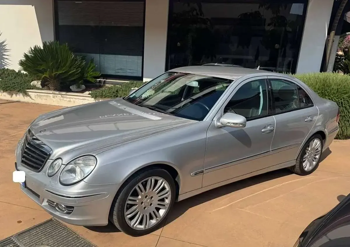 Usata Mercedes E320 Avantgarde 224 CV (164 kW) 2006 Argento Berlina