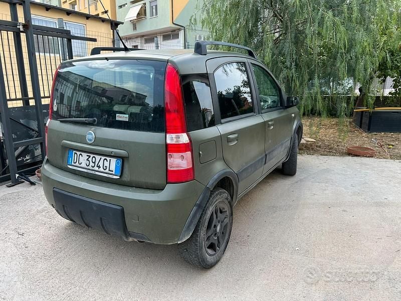 Usado Fiat Panda 4x4 69 CV (50 kW) 2006 Verde Utilitario