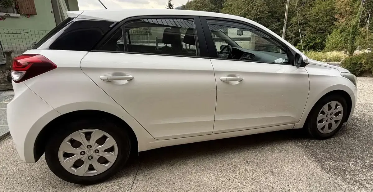 Usata Hyundai i20 Comfort 85 CV (62 kW) 2016 Bianco Utilitaria