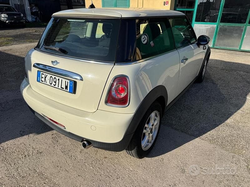 Usata Mini Cooper D 89 CV (65 kW) 2012 Beige Utilitaria