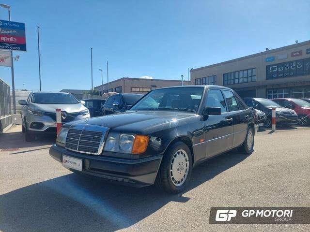 Nero Usata 1990 Mercedes E200 Tre volumi | 6900 € - Immagine 1/4