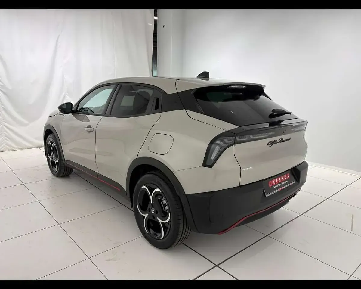 Käytetty Alfa Romeo Junior Edizione Speciale 136 HP (100 kW) 2024 Avorio galleria Katumaasturi