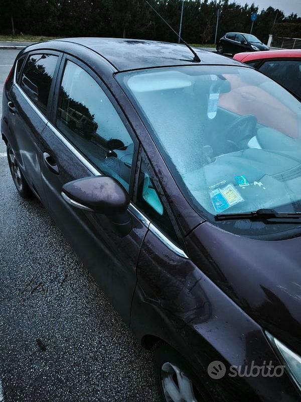 Usata Ford Fiesta Titanium 96 CV (70 kW) 2010 Marrone Utilitaria