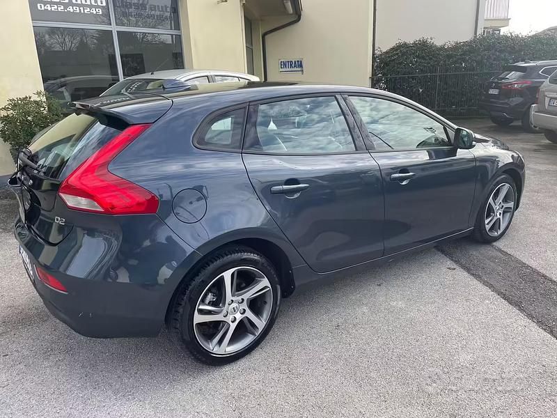 Usata Volvo V40 Business Edition 119 CV (87 kW) 2017 Grigio Berlina