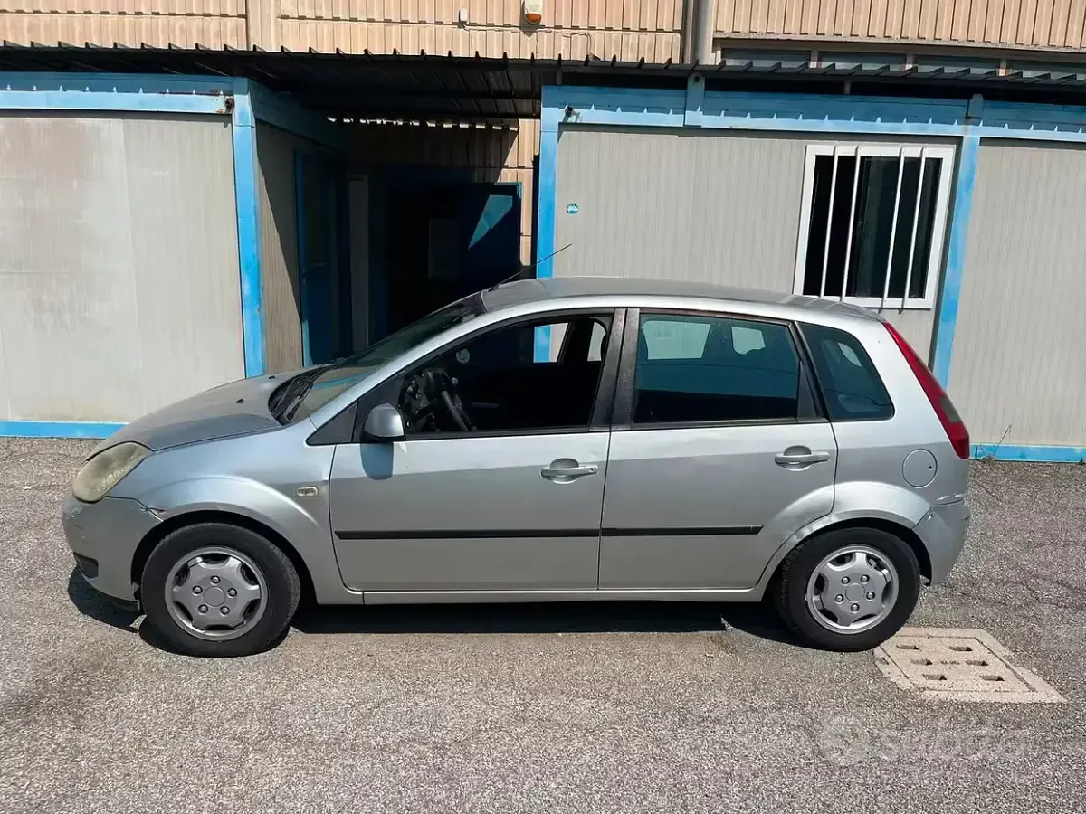 Usata Ford Fiesta 90 CV (66 kW) 2005 Grigio Utilitaria