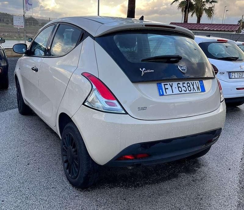 Usata Lancia Ypsilon 84 CV (61 kW) 2019 Beige Utilitaria