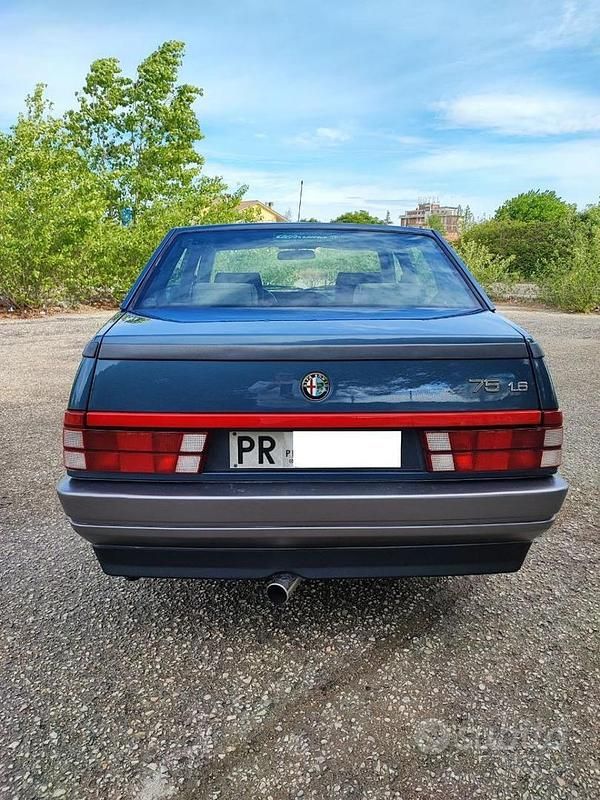 Usata Alfa Romeo 75 110 CV (80 kW) 1989 Blu/azzurro Berlina