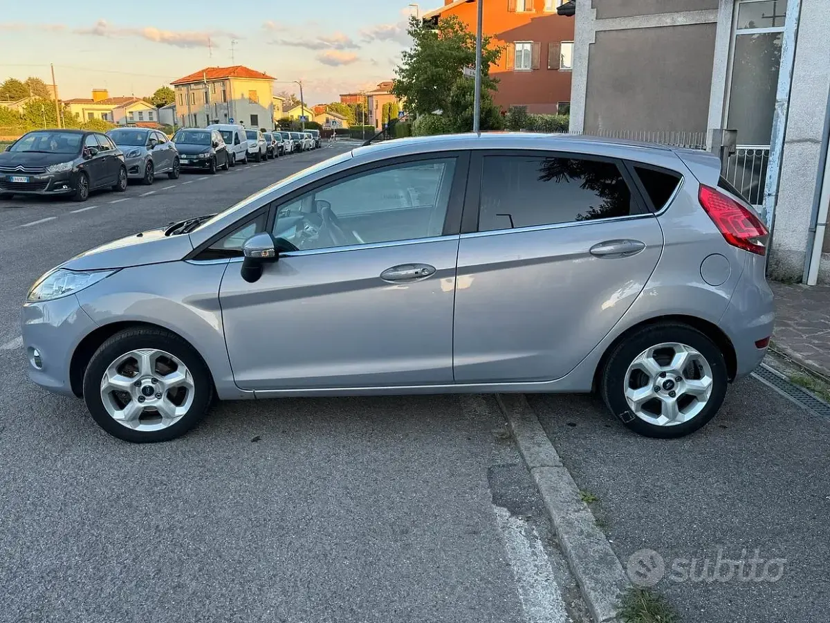Usata Ford Fiesta Titanium 82 CV (60 kW) 2010 Grigio Berlina