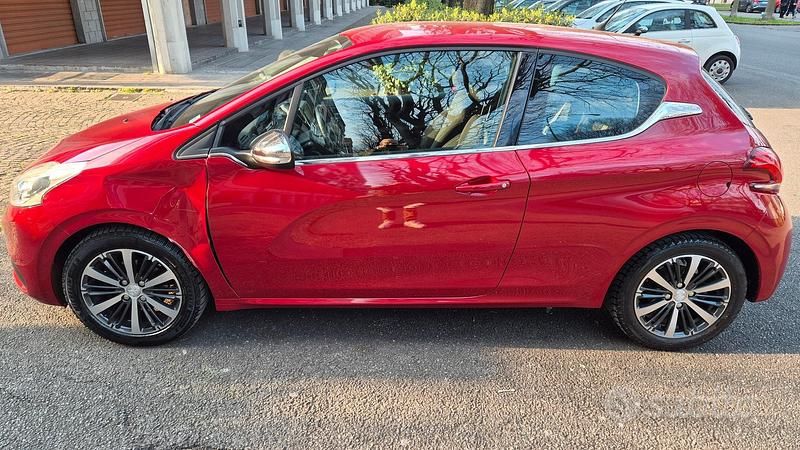 Usata Peugeot 208 110 CV (80 kW) 2015 Rosso Utilitaria