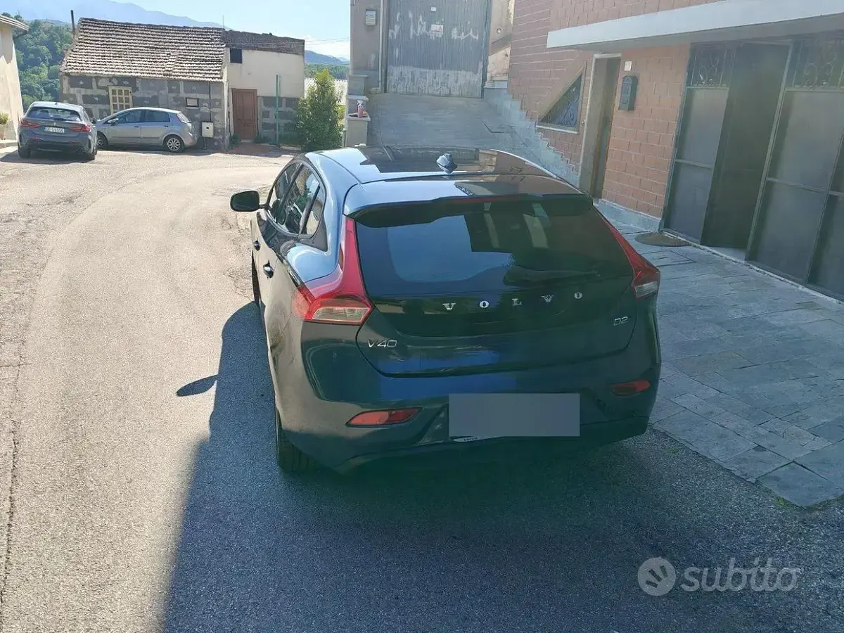 Usata Volvo V40 120 CV (88 kW) 2017 Bluazzurro Berlina