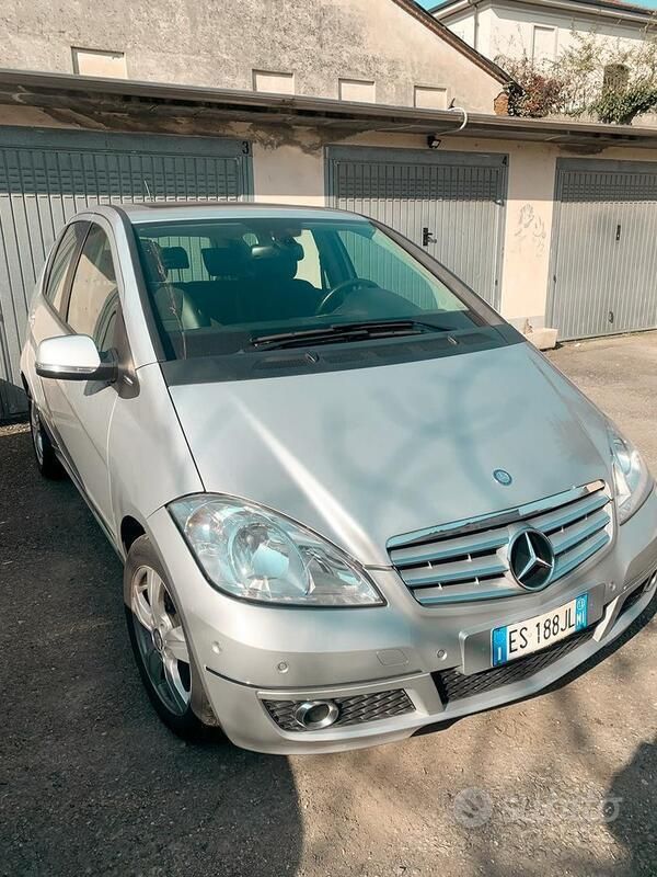Grigio Usata 2012 Mercedes A180 Avantgarde Due volumi | 4500 € (Buon prezzo) - Immagine 1/4