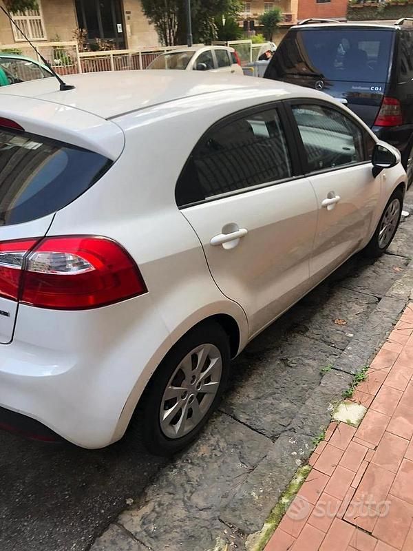 Usata Kia Rio 90 CV (66 kW) 2013 Bianco Berlina