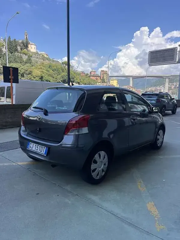Usata Toyota Yaris Sol 101 CV (74 kW) 2011 Utilitaria
