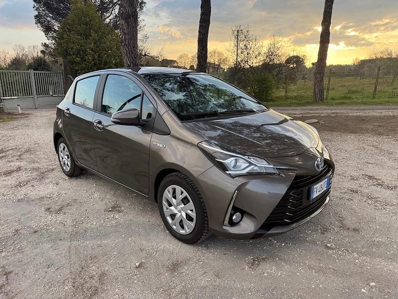 Usata Toyota Yaris Hybrid Active 73 CV (53 kW) 2019 Marrone Berlina