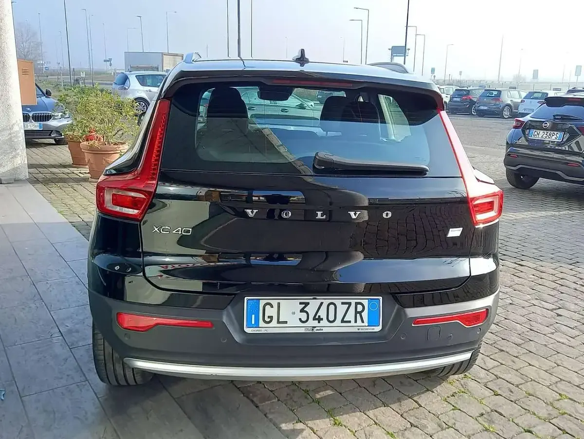Usata Volvo XC40 Core 129 CV (94 kW) 2022 Onyx black metallizzato SUV