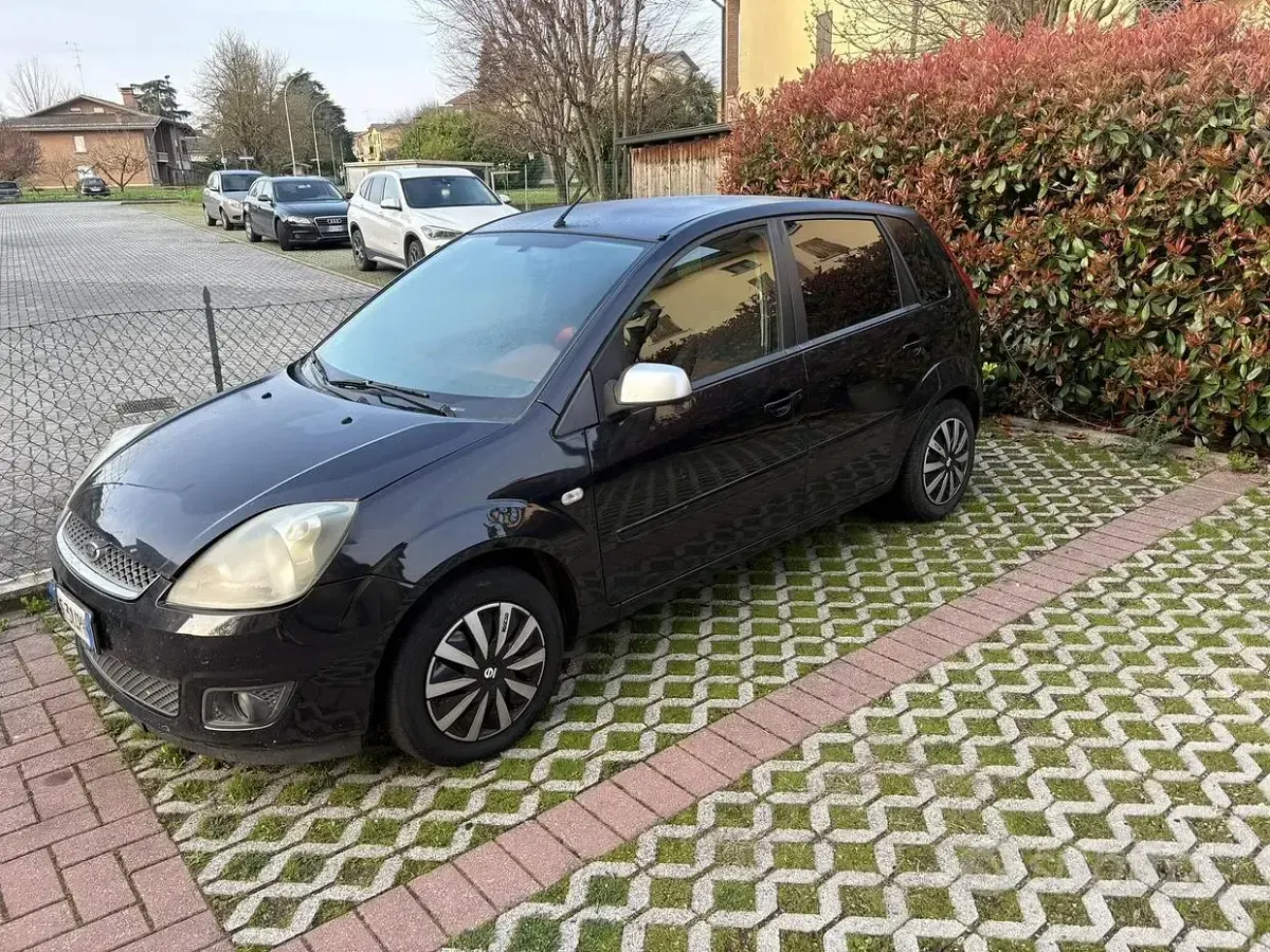 Usata Ford Fiesta 80 CV (58 kW) 2007 Nero Utilitaria