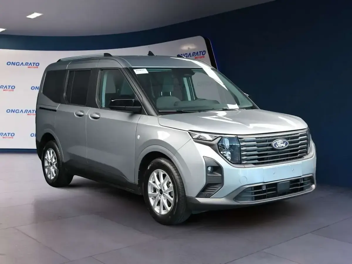 Usata Ford Tourneo Courier Titanium 125 CV (91 kW) 2025 Argento Monovolume