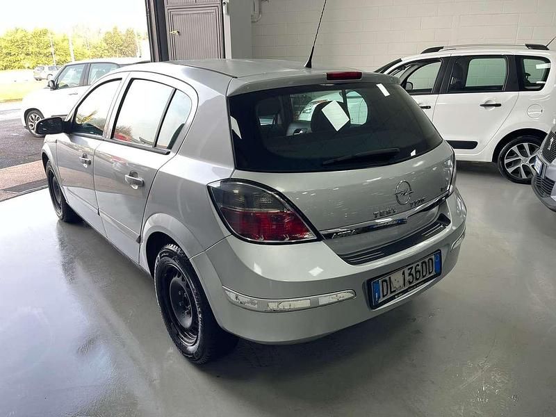 Usata Opel Astra Cosmo 116 CV (85 kW) 2007 Argento Berlina