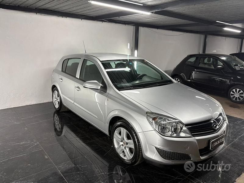 Grigio Usata 2010 Opel Astra Enjoy Tre volumi | 2490 € (Super prezzo) - Immagine 1/4