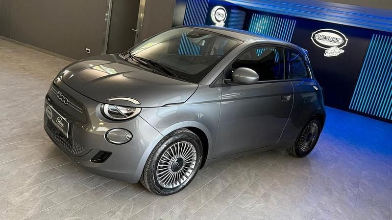 Usata Fiat 500e Icon 86 kW (118 CV) 2024 Grigio Berlina
