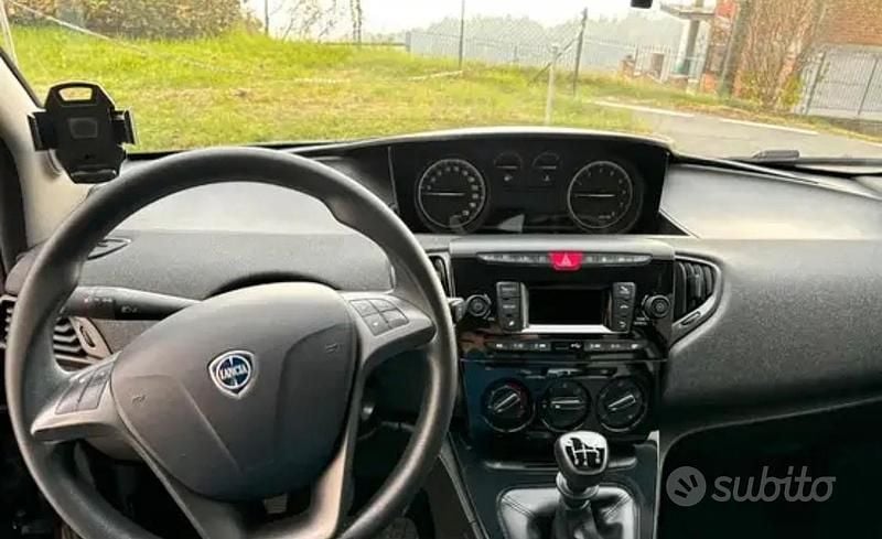 Usata Lancia Ypsilon 69 CV (50 kW) 2019 Nero Utilitaria