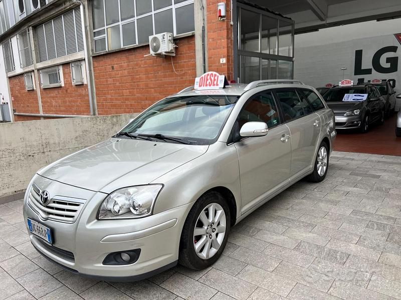 Usata Toyota Avensis 126 CV (92 kW) 2007 Grigio Station wagon