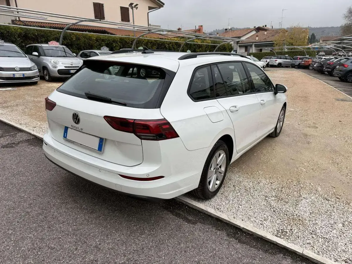 Usata VW Golf VIII Life 116 CV (85 kW) 2022 Bianco Station wagon