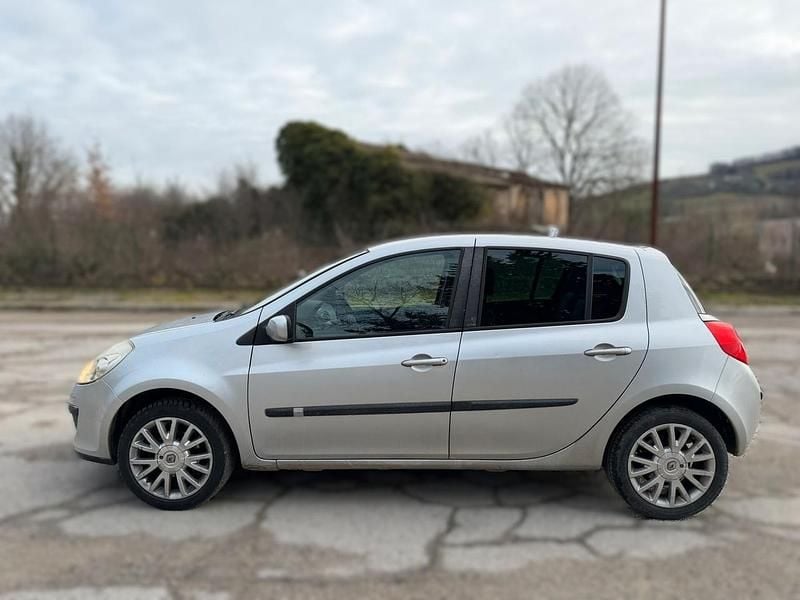 Usata Renault Clio II LE 74 CV (54 kW) 2007 Argento Berlina