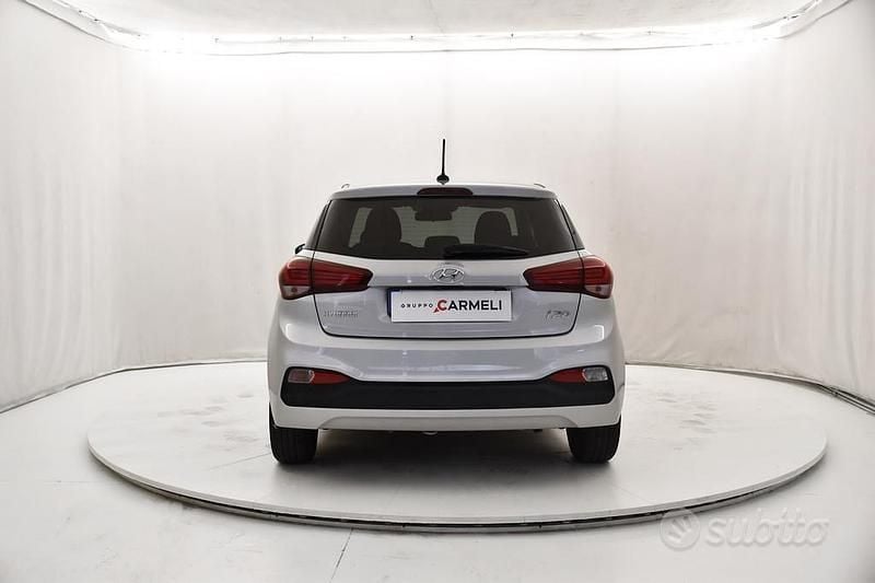 Usata Hyundai i20 75 CV (55 kW) 2020 Sleek silver Monovolume