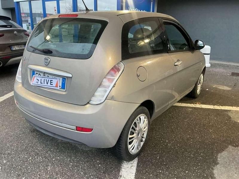 Usata Lancia Ypsilon 60 CV (44 kW) 2010 Grigio caldo Utilitaria