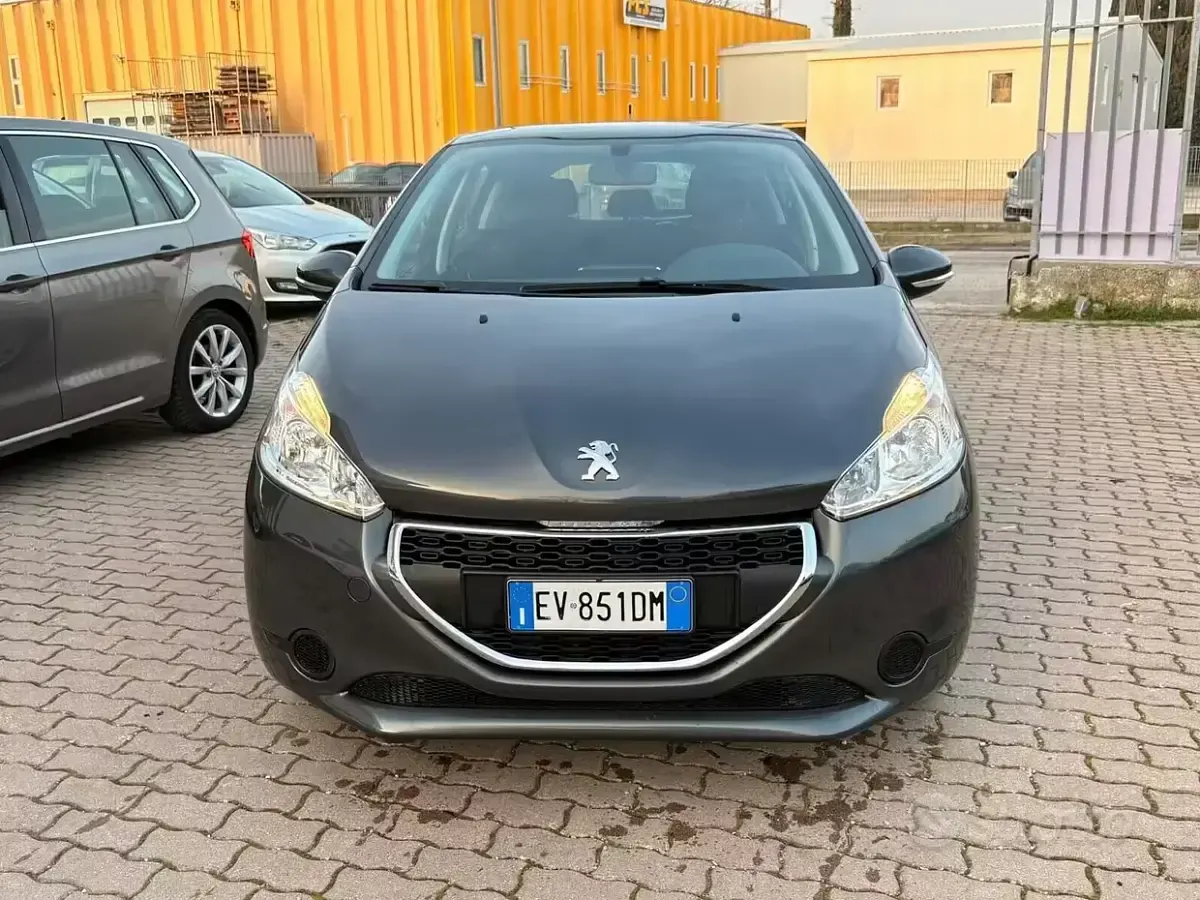 Usata Peugeot 208 Allure 68 CV (50 kW) 2014 Grigio Utilitaria