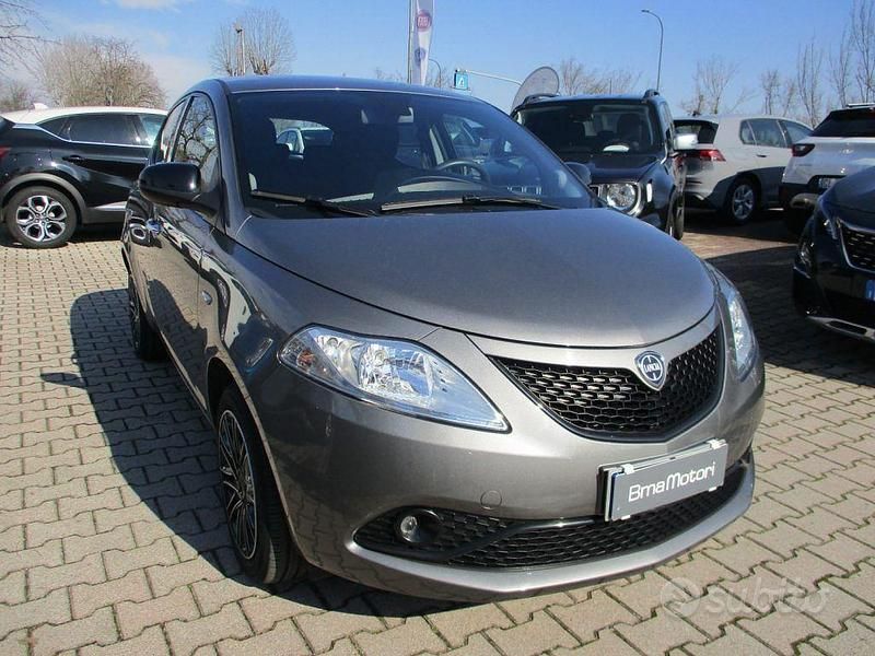 Usata Lancia Ypsilon Gold 69 CV (50 kW) 2023 Grigio Utilitaria