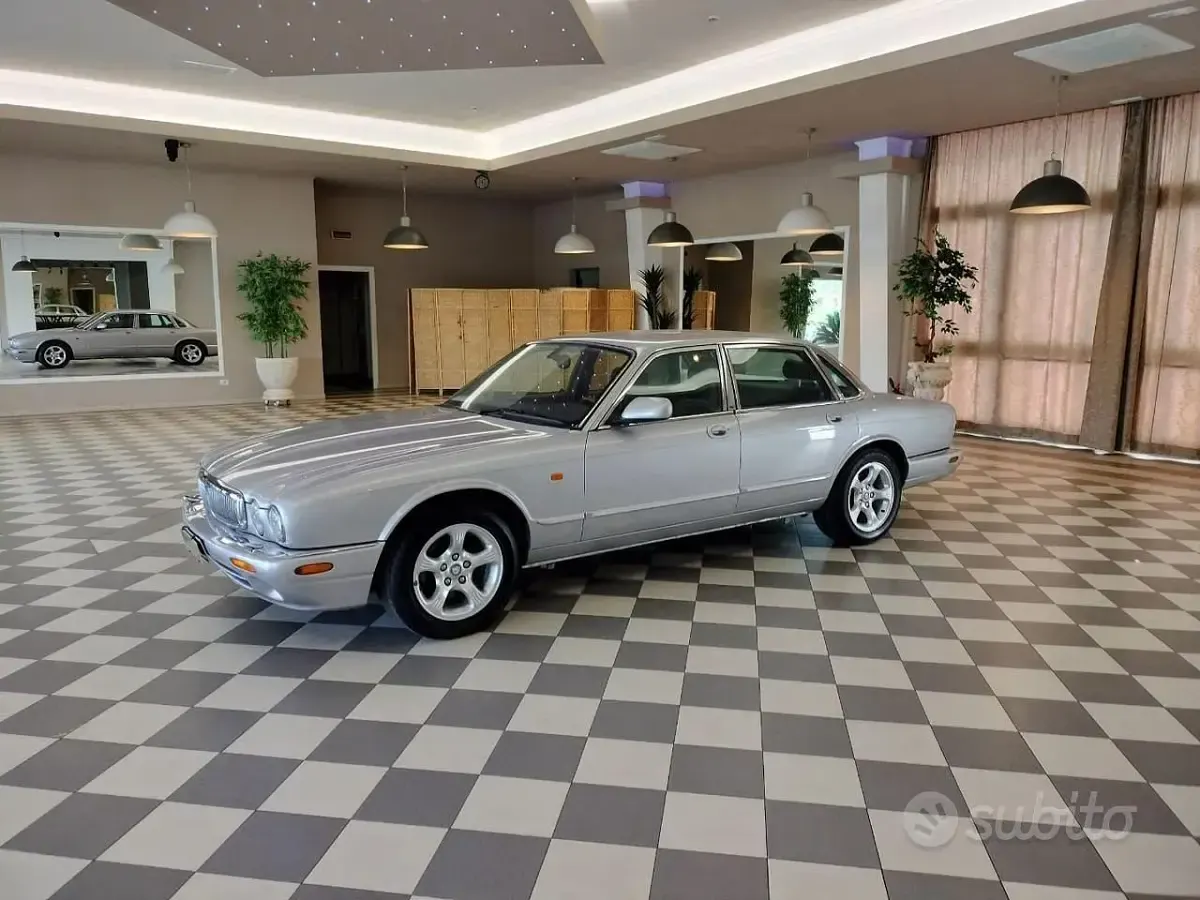 Usata Jaguar XJ SE 237 CV (174 kW) 2002 Argento metallizzato Berlina