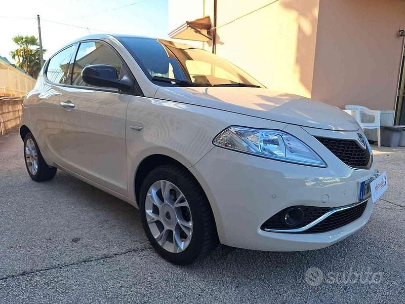 Usata Lancia Ypsilon Gold 69 CV (50 kW) 2015 Beige Utilitaria