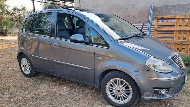 Usata Lancia Musa 95 CV (69 kW) 2010 Grigio Monovolume
