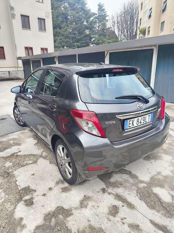 Usata Toyota Yaris Active 90 CV (66 kW) 2012 Grigio Utilitaria