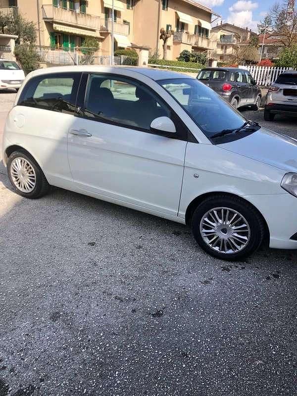 Usata Lancia Ypsilon 60 CV (44 kW) 2010 Bianco Utilitaria