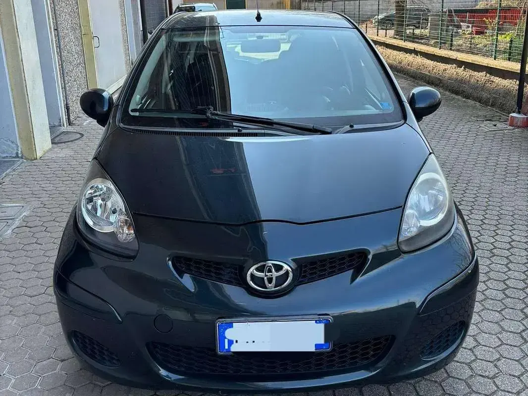 Usata Toyota Aygo Connect Style 68 CV (50 kW) 2011 Grigio Utilitaria