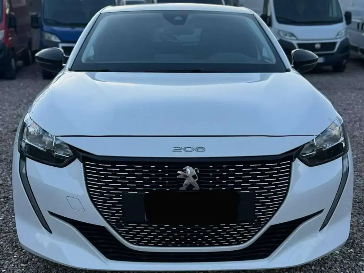 Usata Peugeot e-208 56 kW (77 CV) 2023 Bianco Utilitaria