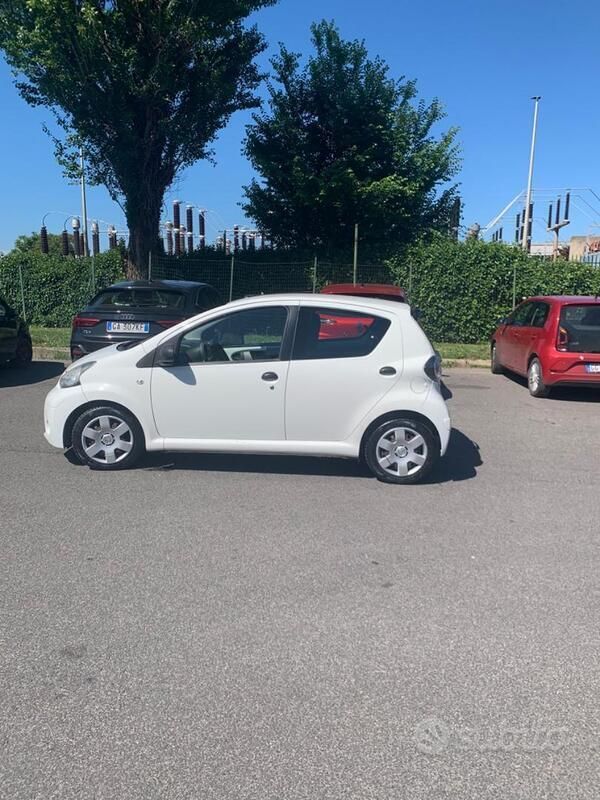 Usata Toyota Aygo 68 CV (50 kW) 2012 Bianco Utilitaria