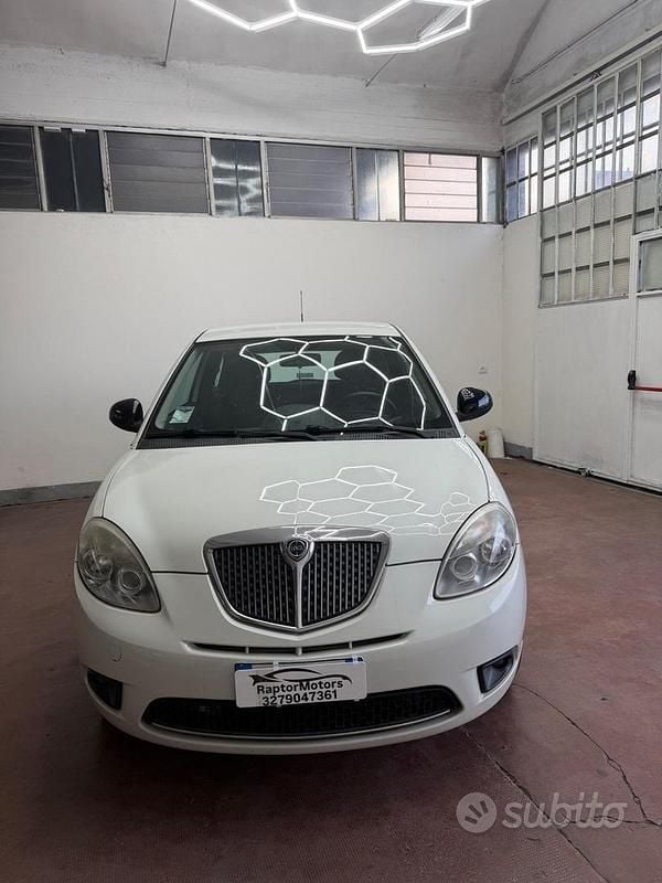 Usata Lancia Ypsilon 69 CV (50 kW) 2012 Bianco Utilitaria