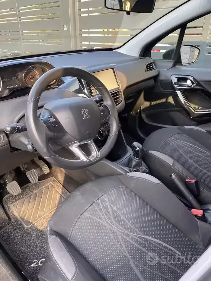 Usata Peugeot 208 68 CV (50 kW) 2014 Blu Utilitaria