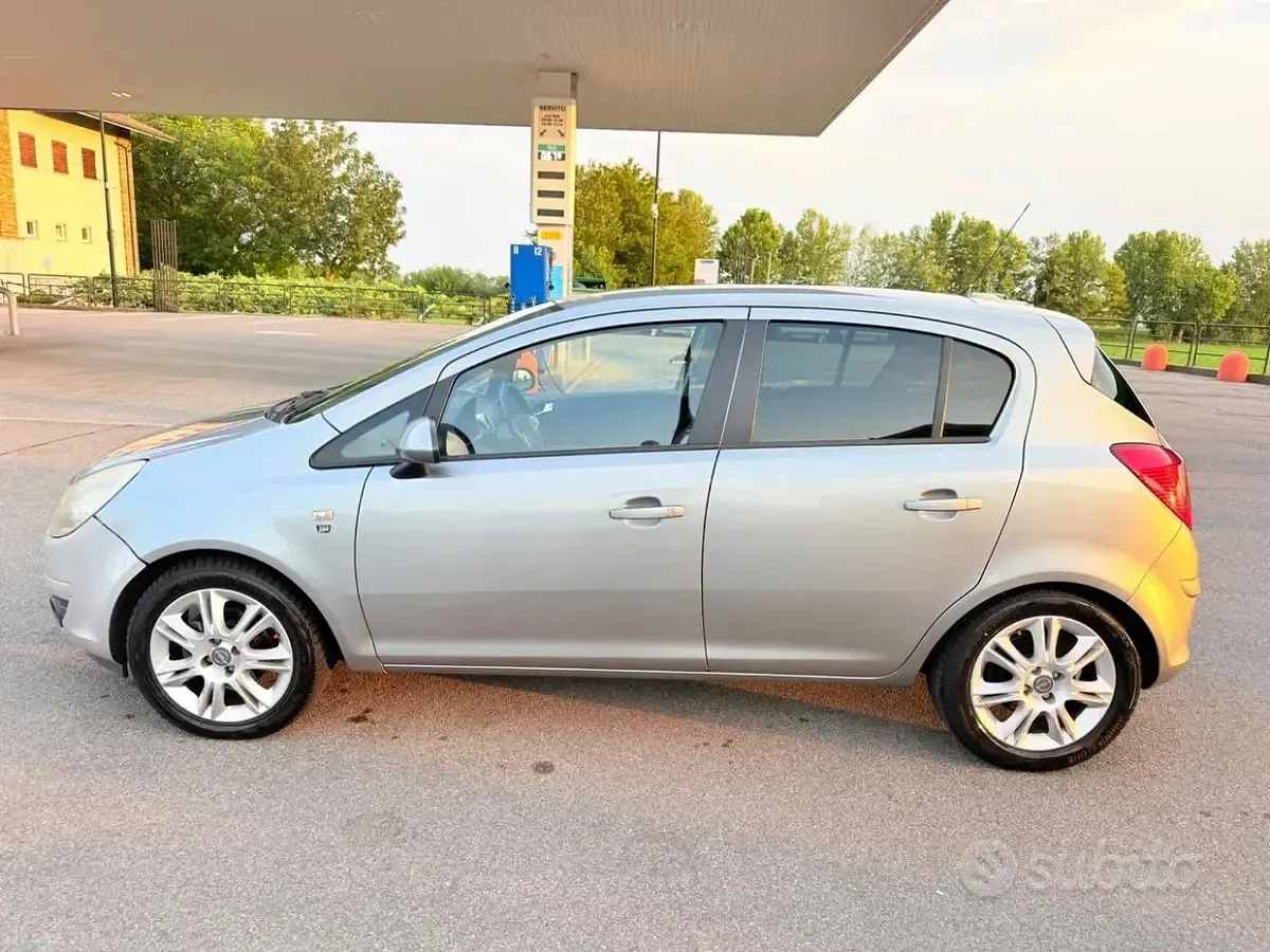 Usata Opel Corsa Cosmo 65 CV (47 kW) 2010 Grigio Utilitaria