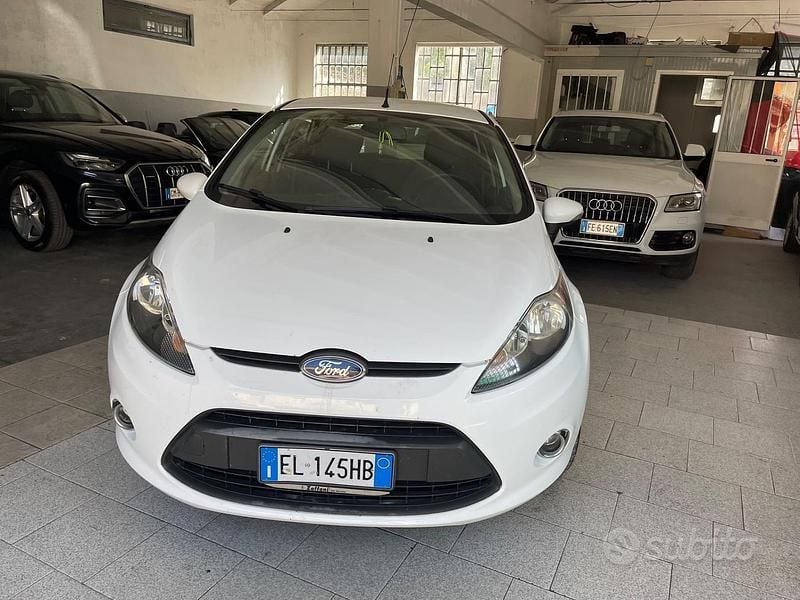 Usata Ford Fiesta 96 CV (70 kW) 2012 Bianco Utilitaria