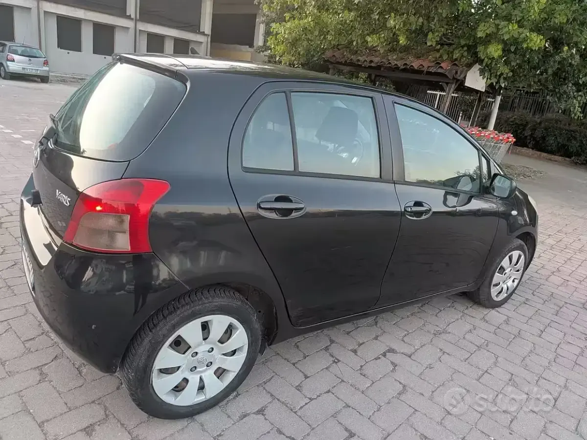 Usata Toyota Yaris 69 CV (50 kW) 2007 Nero Utilitaria